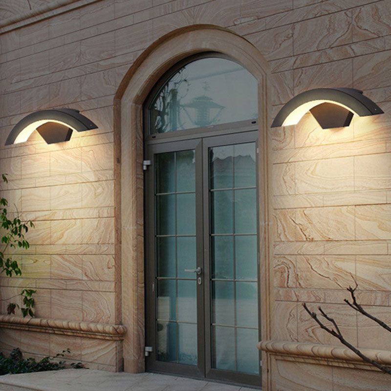 Sconce a forma di arco in acrilico che illumina la lampada da parete moderna a LED nera per esterni