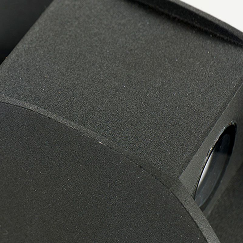 Prononi murali minimalisti contemporanei su e giù per il corridoio del portico