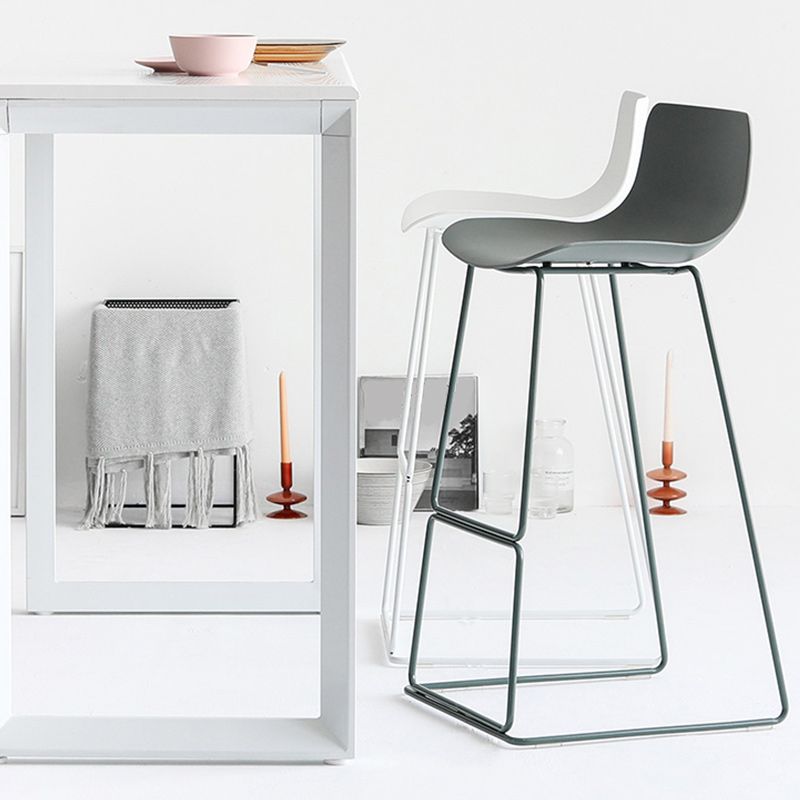 Modern Style Bar-stool Bucket Plastic Bar Stool with Metal Legs for Home