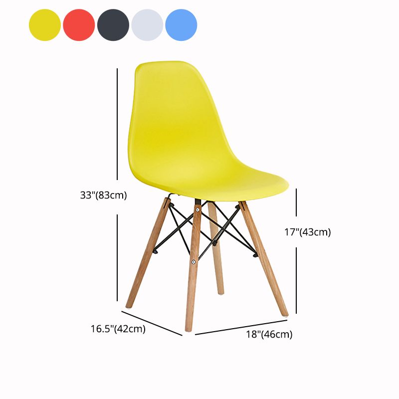 Legno sedia da pranzo scandinavo.