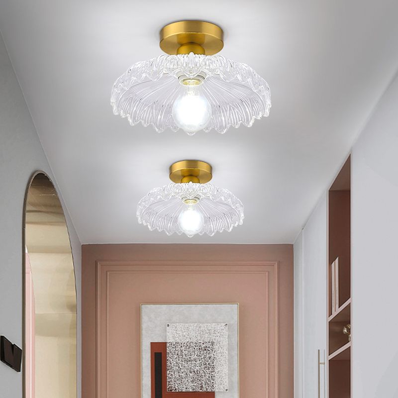 Minimalistische halbbündige Deckenleuchte mit goldenem Blumenmuster und Glasschirm