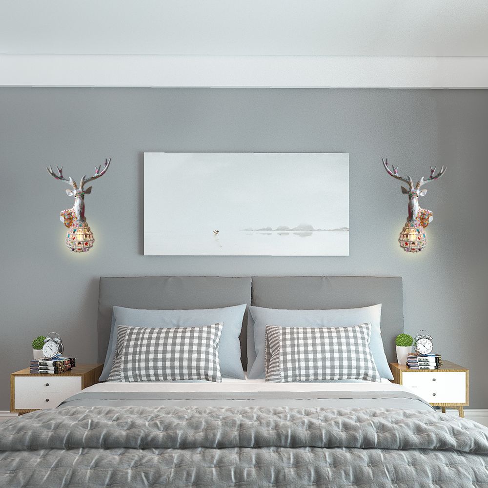 Application de cerf traditionnelle 1 Éclairage mural en résine lumineuse en noir / rose / jaune pour chambre avec une nuance de cristal de gouttelettes, droite / gauche