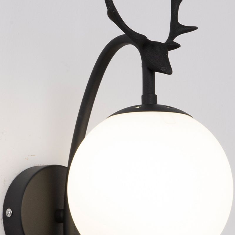 Lámpara de lámparas de apliques de pelota de vidrio de estilo simple Lámpara de pared de asta de una cabeza para dormitorio