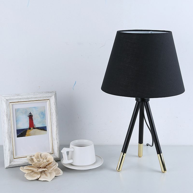 Empire Shade Tripod Night Lamp de estilo nórdico Fabrica Single Black/White Table Light
