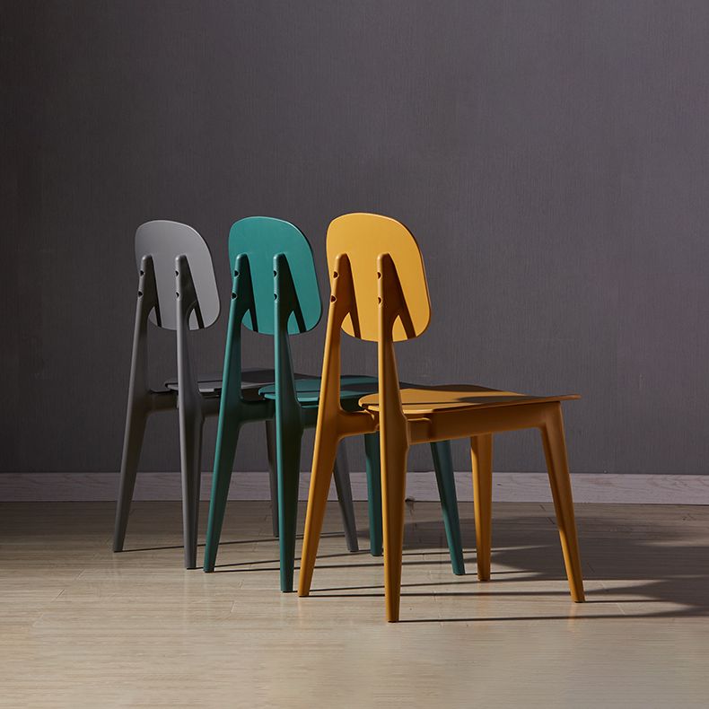 Chaise d'appoint en plastique de conférence scandinave, finition mate, chaise de salle à manger à dossier ouvert