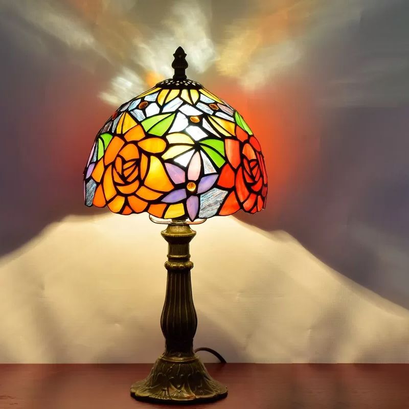 Illuminazione da tavolo con fiori multicolori Illuminazione da tavolo rustica Tiffany a 1 luce con paralume in vetro colorato con finitura bronzo/ottone