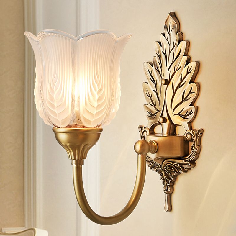 Golden Leaf Wall Appince Light Style antique Métal Mémordial 1/2 Light Lampe murale avec une nuance de cloche en verre givré