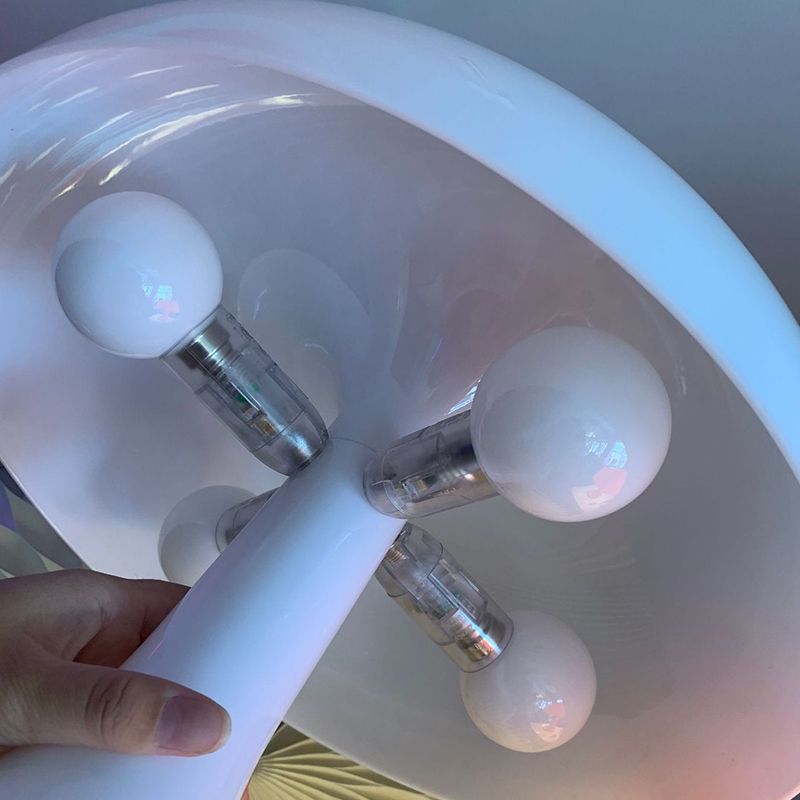 Lampada da tavolo colorata di macaron in stile nordico studia la scrivania della stanza per bambini