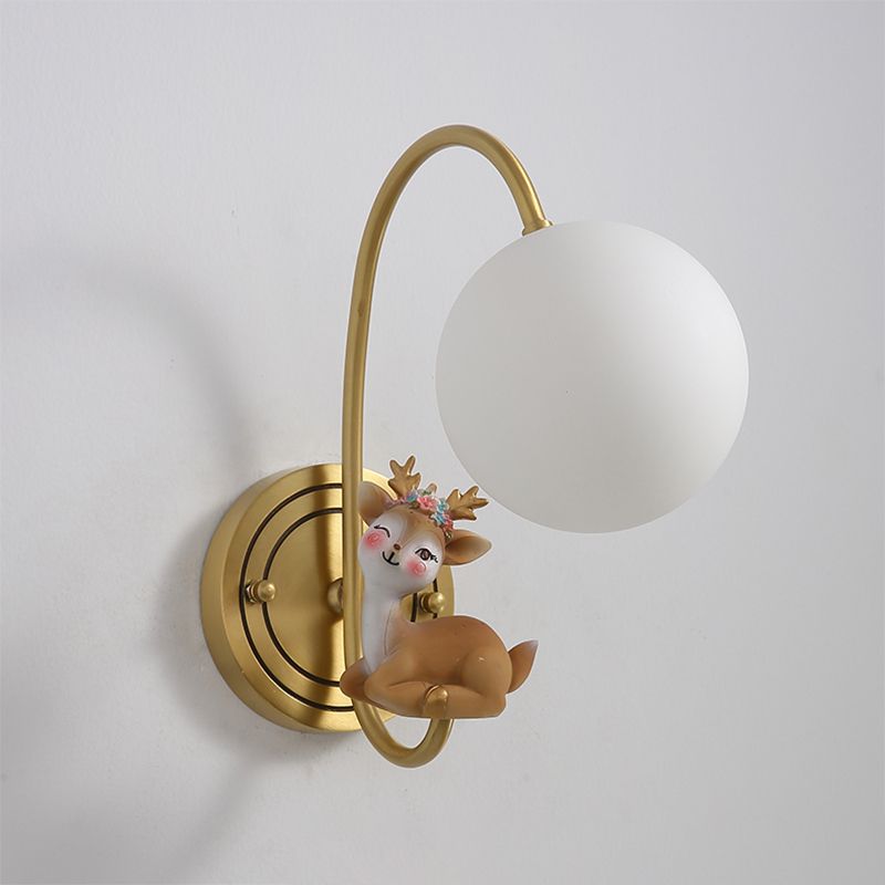 Lámpara de pared de la pared de la cama de una sola lámpara de mesa de oro para niños con decoración de ciervos y sombra de vidrio de ópalo de globo
