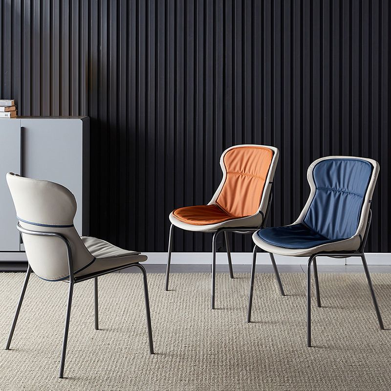 Chaises de salle à manger latérales en cuir Chaise latérale à oreilles rembourrée moderne avec pieds en métal