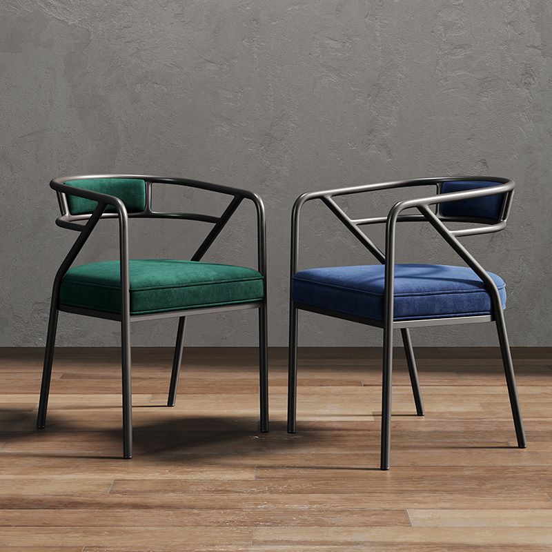 Silla de comedor industrial tapizada con respaldo abierto y acabado mate (juego de 4)