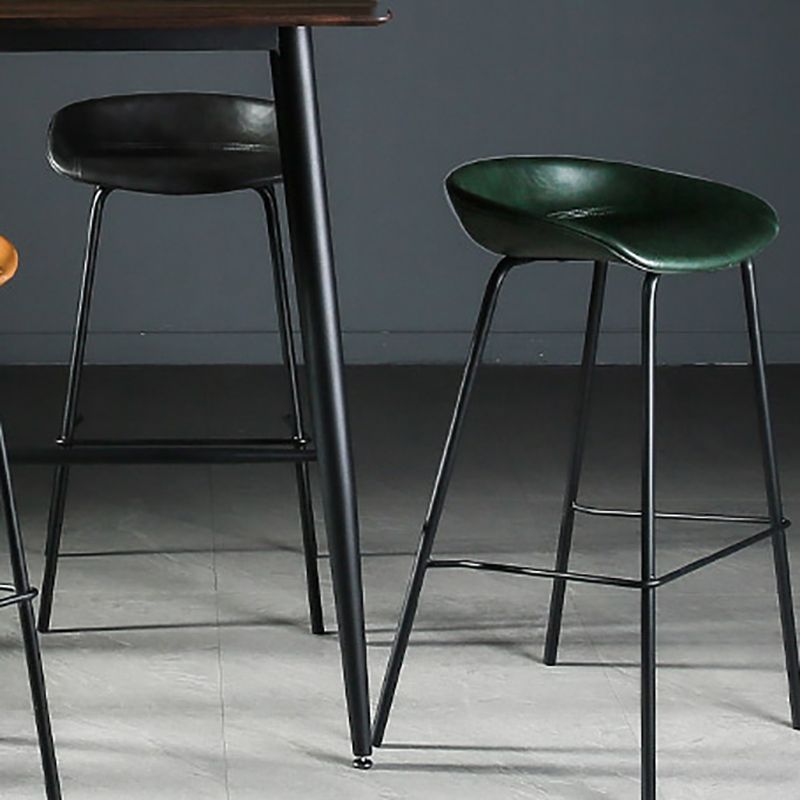 Barhocker im Industriestil mit Eisenbeinen, Schalensitz für die Küchenbar