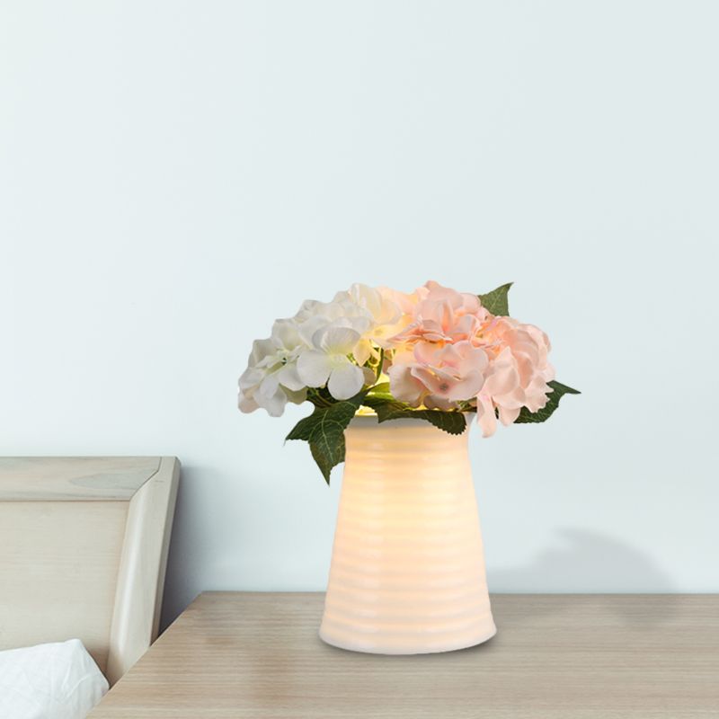 Art Deco Cono/rectángulo Lámpara de noche de vidrio blanco Iluminación de mesita de noche con decoración de flores para dormitorio