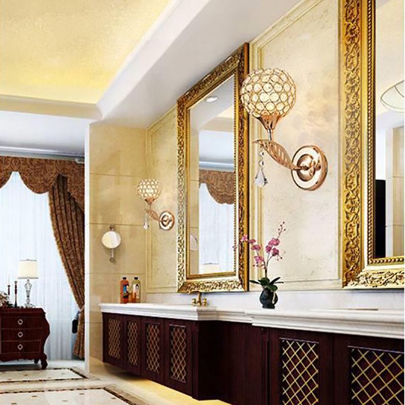 Lampada da parete in metallo in oro lampada da parete in cristallo postmoderno per camera da letto