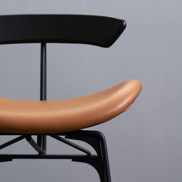 Sgabello da 31,50 "sgabello da barra industriale e sgabelli con un bancone con 4 gambe in nero