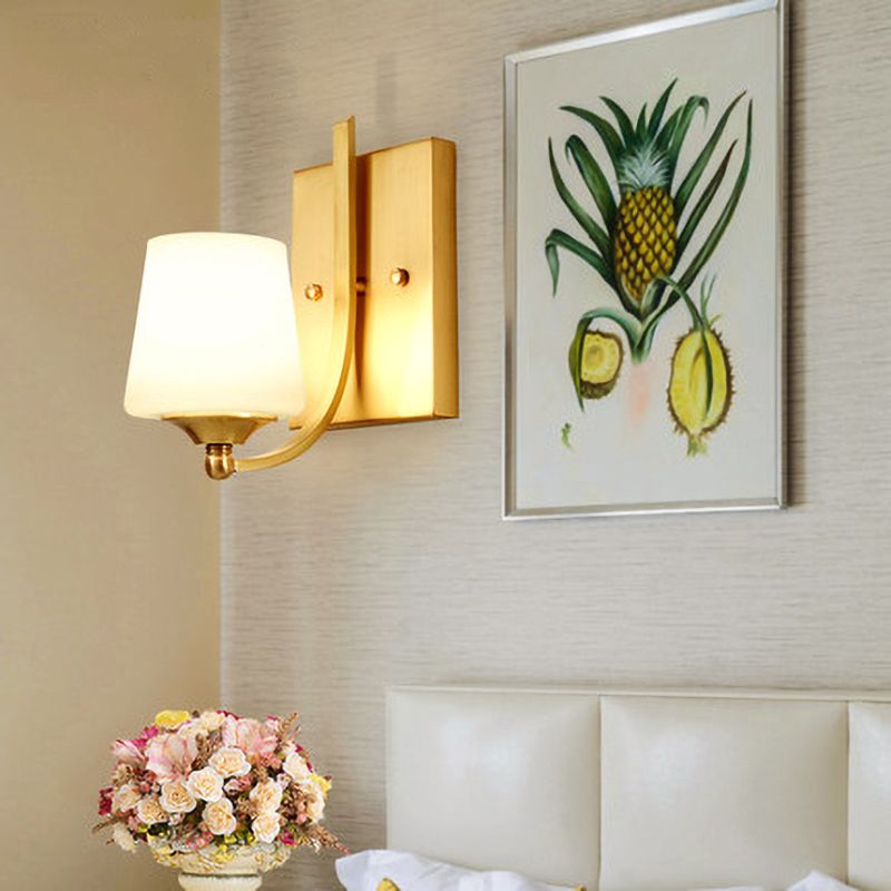 Grossed Glass Brass Appince Light Conical 1-Light moderne Mur Murd Mounted avec un bras plongeant pour le foyer