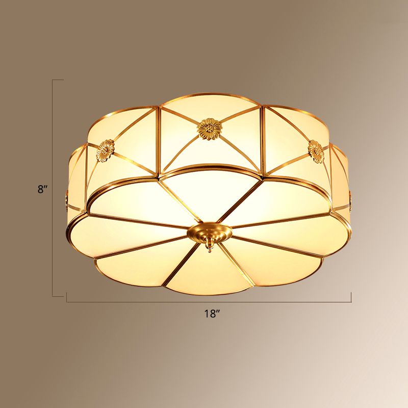 Gold-Finish 4-Licht Deckenbefestigung Kolonialstil Frosted Glas Schüssel geformtes Flush Mount Licht