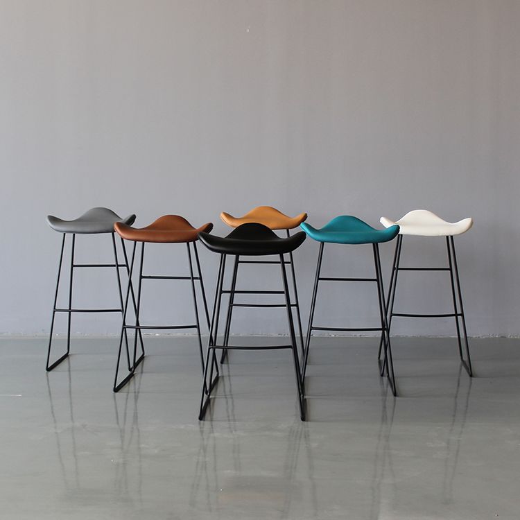 Barhocker aus Metall im Industriestil, Schalensitz, Schlittenbeine, Thekenhocker für die Küchenbar