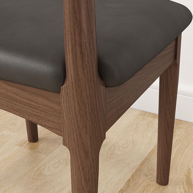 Sedie da pranzo in legno in stile contemporaneo.