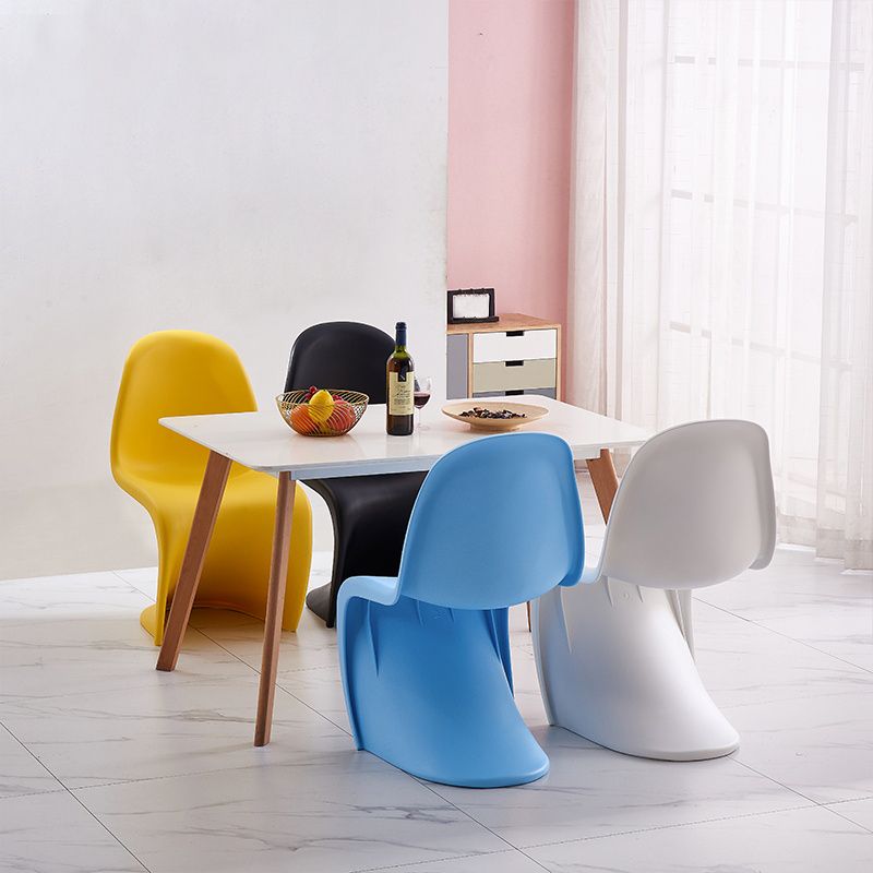 Sedie da pranzo senza bracciolo in plastica in plastica in stile scandinavo.