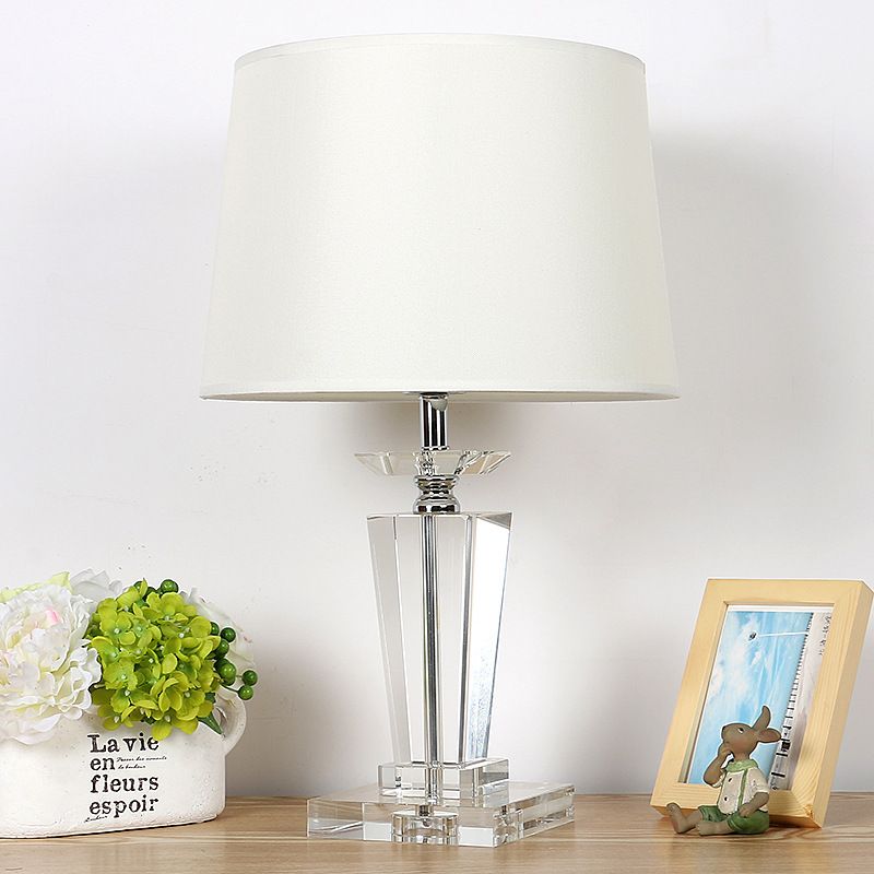 Lámpara de mesa de noche de tambor blanco, tela tradicional y elegante, 1 luz para mesa de dormitorio con base de cristal transparente