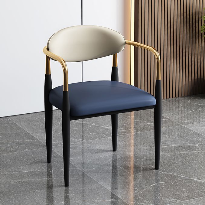 Silla de comedor de cuero estilo diseñador con acabado mate y respaldo abierto (juego de 2)