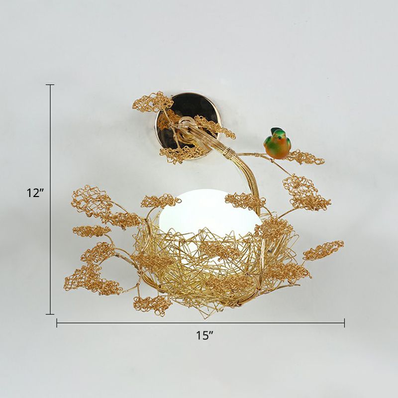 Lámpara de pared en forma de huevo Vidrete blanco decorativo 1 cabezal de dormitorio Luz de apliques con nido de alambre de aluminio en oro