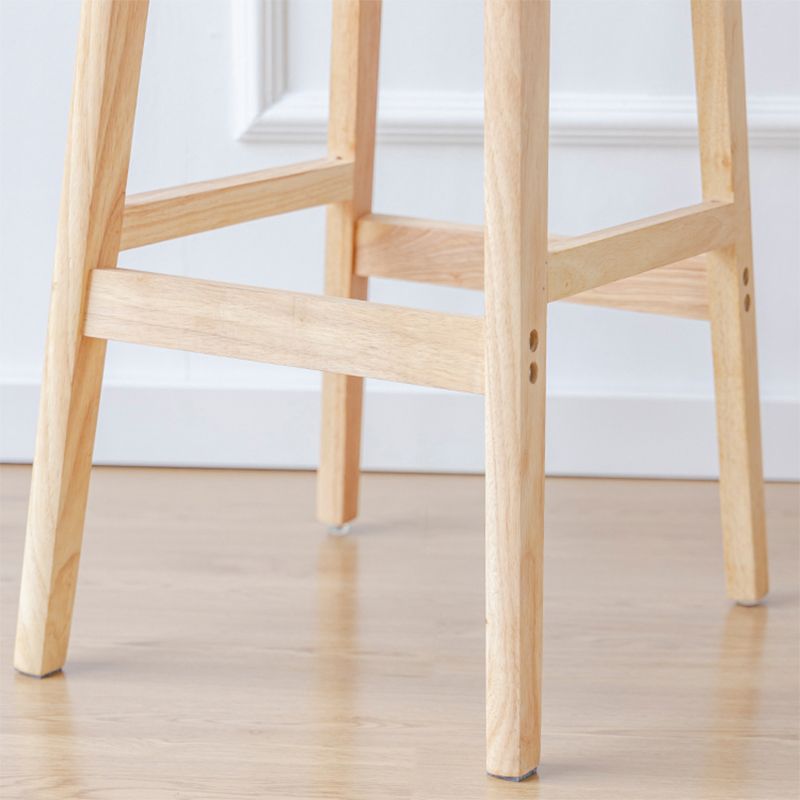 Tabouret de bar industriel à dossier bas en bois, haut et simple d'intérieur avec siège carré