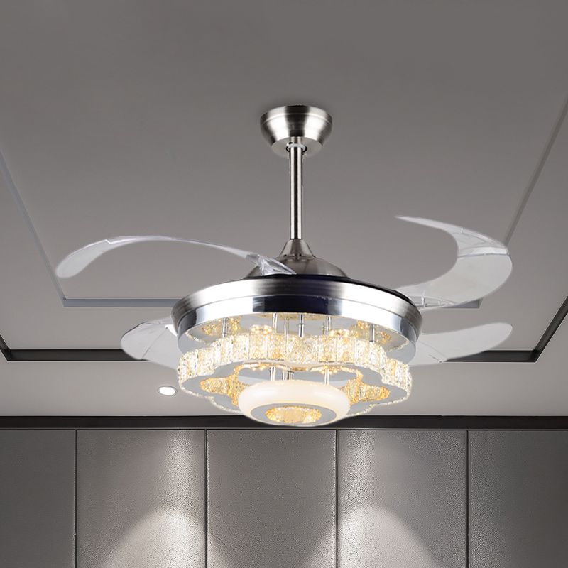 4-Blatt-Kristallblüte Lüfterlampe Modernismus Esstisch 42,5 "breites LED-Halbblöcke Deckenleuchte in Chrom
