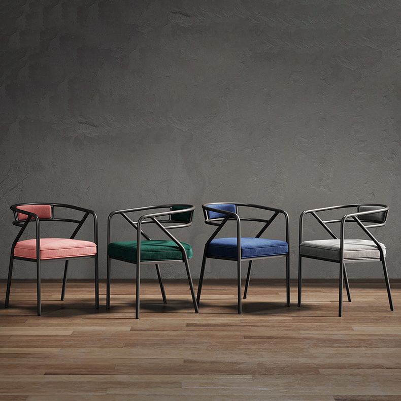 Silla de comedor industrial tapizada con respaldo abierto y acabado mate (juego de 4)