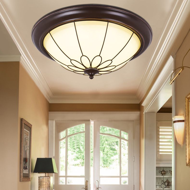 Koepelvormige plafondinbouwlamp in de hal, landelijke stijl, wit glas, zwart, inbouw LED-licht