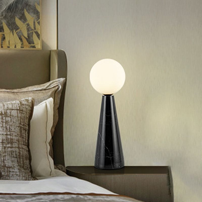 Lampada da tavolo moderna a 1 lampadina con sfera in vetro di latte con base affusolata in marmo bianco/nero