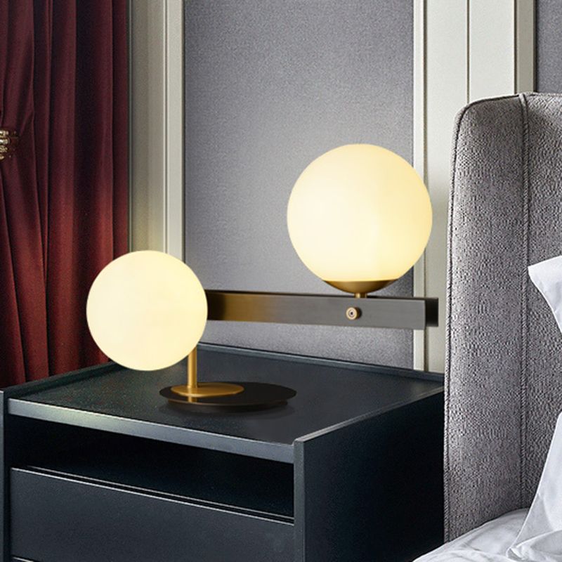 Opal Glass Sphere Table Light Moderniste 2 Bulbes Small Desk Lampe With Black Metal Base