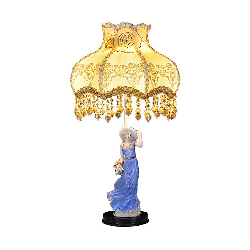 Lampada da tavolo pastorale donna notturna in ceramica beige a 1 lampadina con paralume in tessuto smerlato