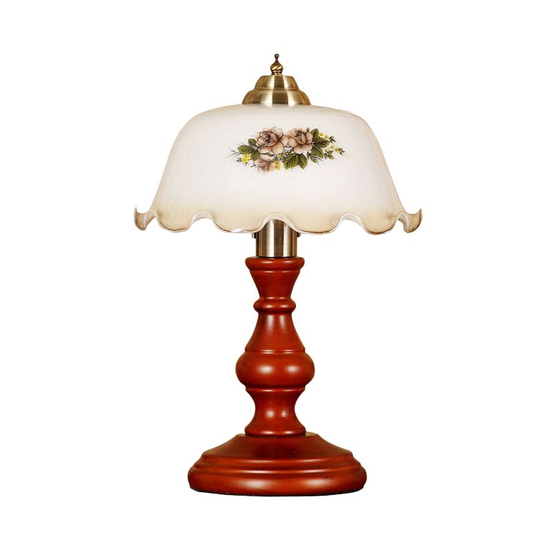 Lampada da tavolo da salotto a 1 testa in legno di campagna con luce notturna a balaustra marrone rosso con paralume in vetro opalino bombato