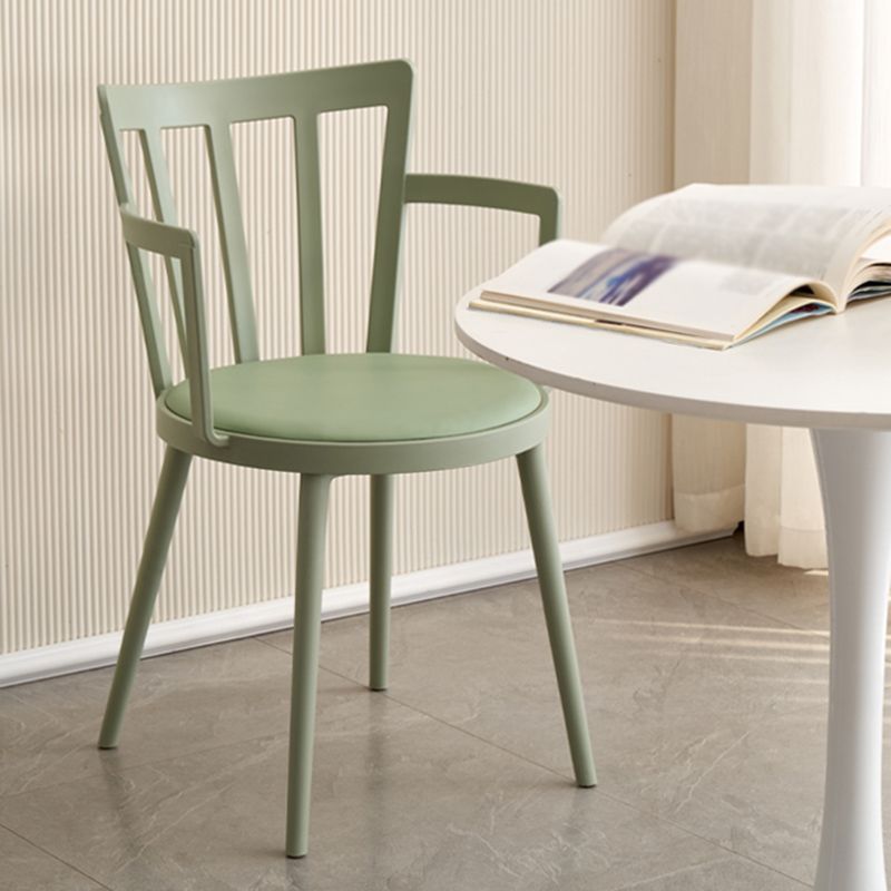 Contemporary Style Arm Chair Plastic Winsor Back Indoor Chair for Dining Room