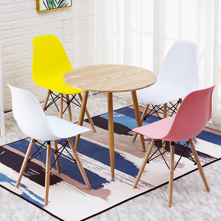 Chaises de salle à manger de style moderne chaise sans bras en plastique avec des jambes en bois