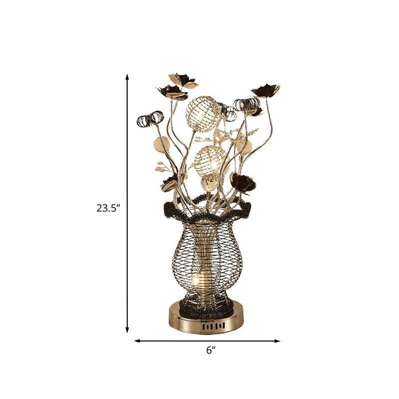 Lampada da tavolo floreale nero-argento Decorazioni artistiche Sala studio in alluminio Illuminazione da scrivania a LED con design Little Bloom