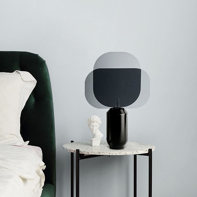 Lampada da comodino a 1 testa in acrilico con illuminazione da lavoro oblunga modernista in nero con base in resina