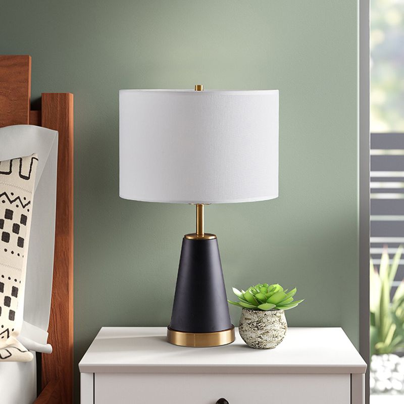Trommeltafel licht modernistische stof 1 kop witte nachtkastje lamp met zwarte kegelbasis