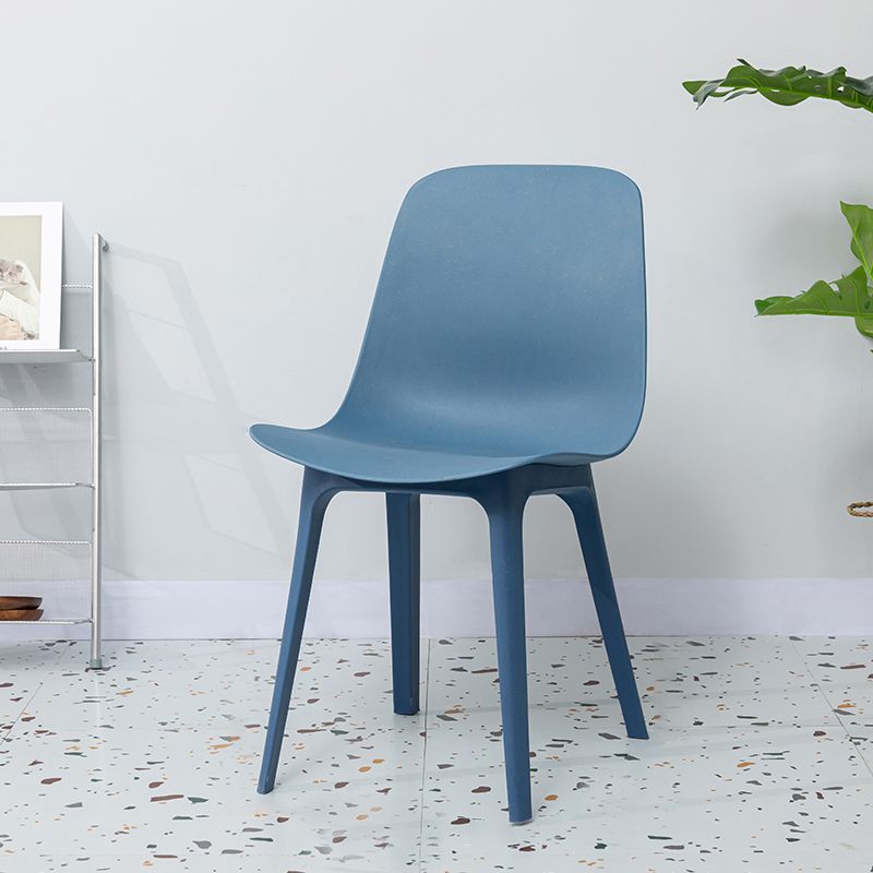 Sedia da pranzo in plastica in plastica in stile contemporaneo.