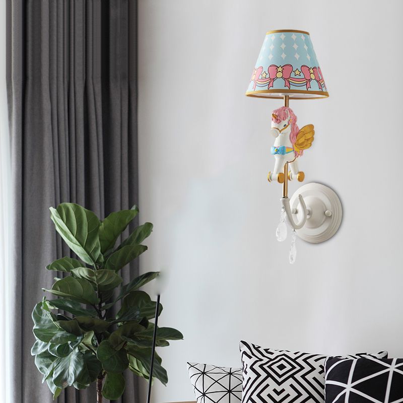 Cartoon kegel wandlamp met een eenhoorndecoratie 1 hoofdhars sconce licht in geel en blauw/geel en roze/geel en rood/geel en wit voor meisjes slaapkamer