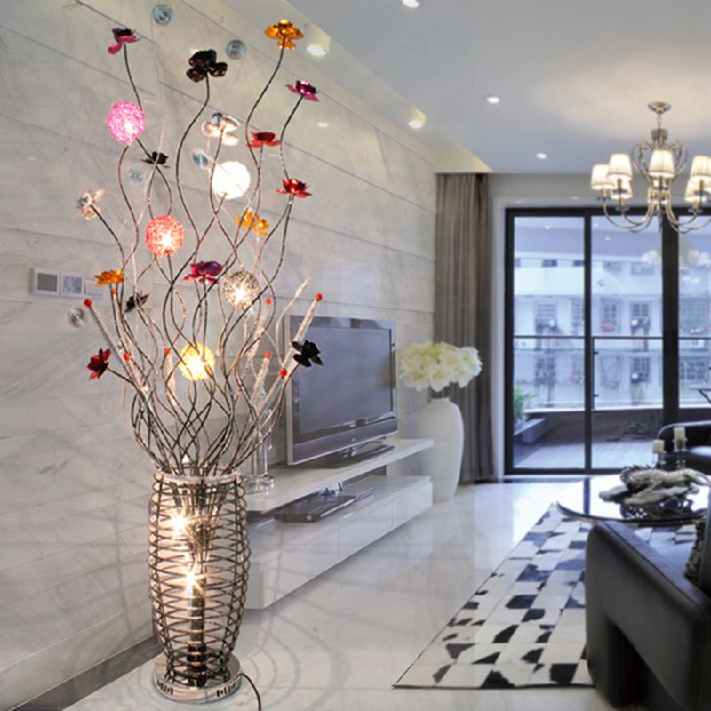 Silber LED Stand up Lampe Kunst Dekor Metall ausgehöhltes ovales Bodenbeleuchtung mit stürzenden linearen und farbenfrohen Blüte