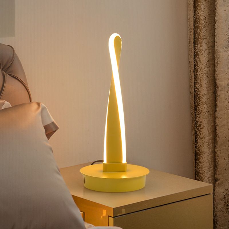 Accrilico Twisted Task Lighting Lampada da tavolo a LED moderna in giallo/nero con base di metallo rotondo