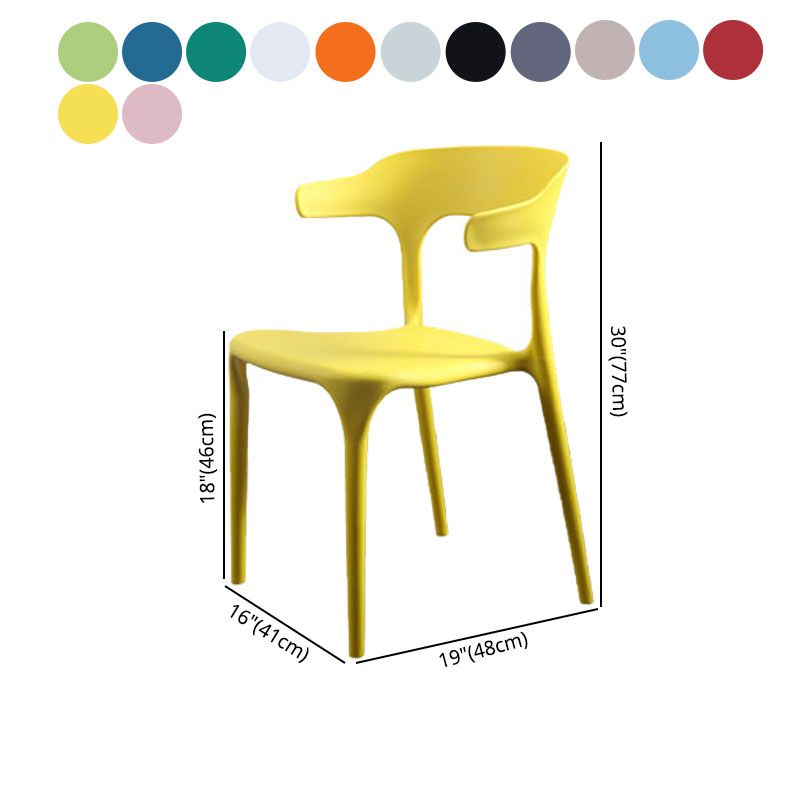 Sedia a braccio di plastica contemporanea.