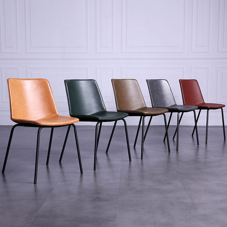 Silla de comedor con acabado mate de cuero de silla lateral con respaldo sólido de hotel contemporáneo