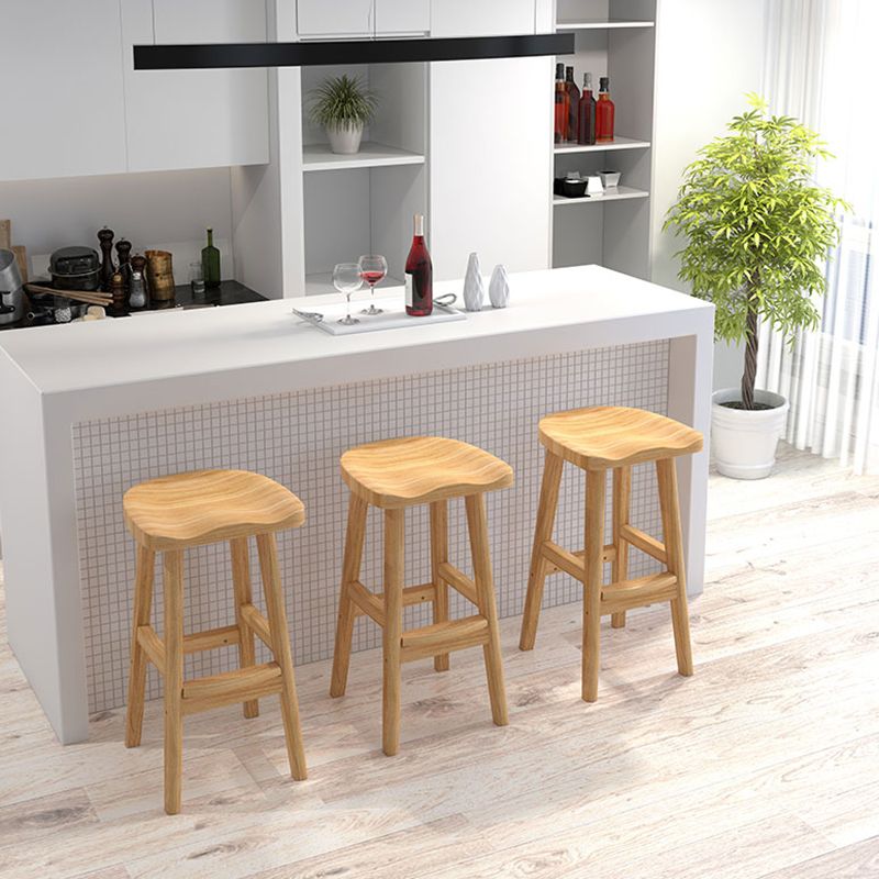 Moderner Barhocker aus Massivholz mit Sattelsitz, rückenfreier Innenhocker mit Holzbeinen