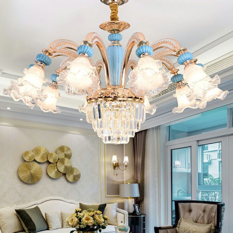 Chandelier floral blanc givré chambre à coucher antiquée