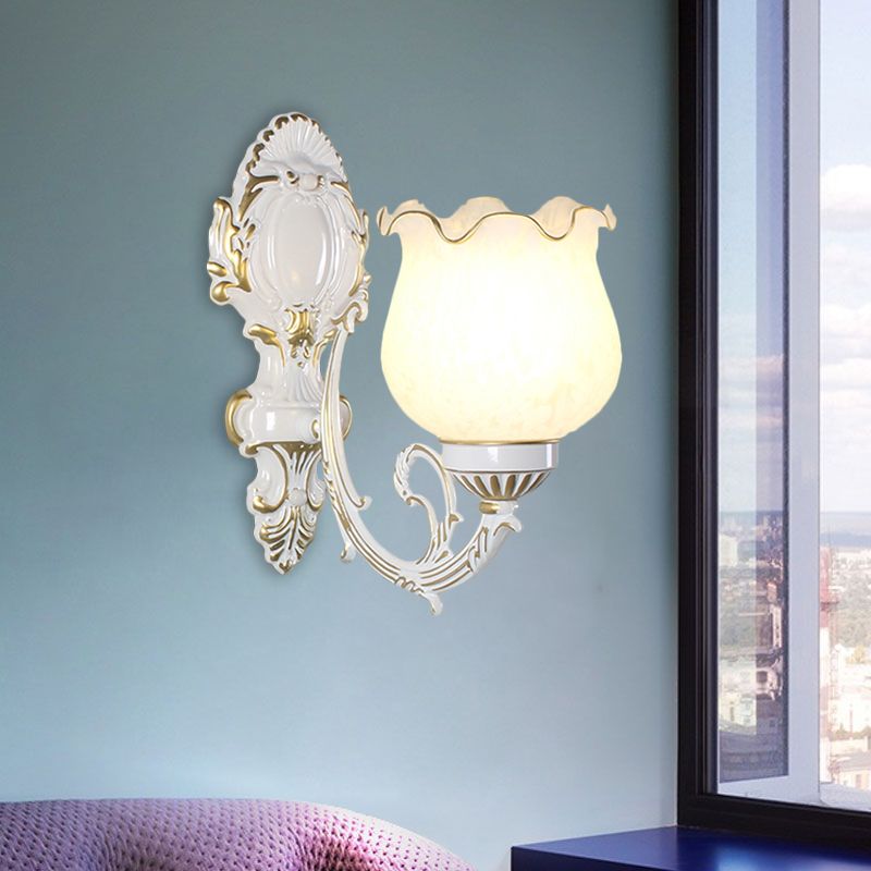 Dachbodenstil Bud Wall Mount Lampe Einer Glühbirne Opalin -Glaswandbeleuchtung in Schwarz/Weiß/Messing