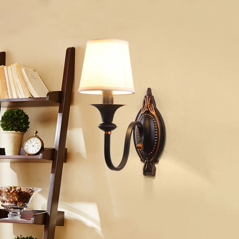 1 Funzione di illuminazione da parete con il cono leggero Countryside Black Fabric Sconce Light con braccio sinuoso